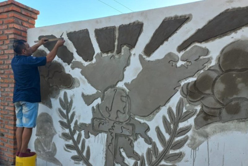 Escultor goyano realiza mural a dos Héroes de Malvinas en Yatay Ti Calle